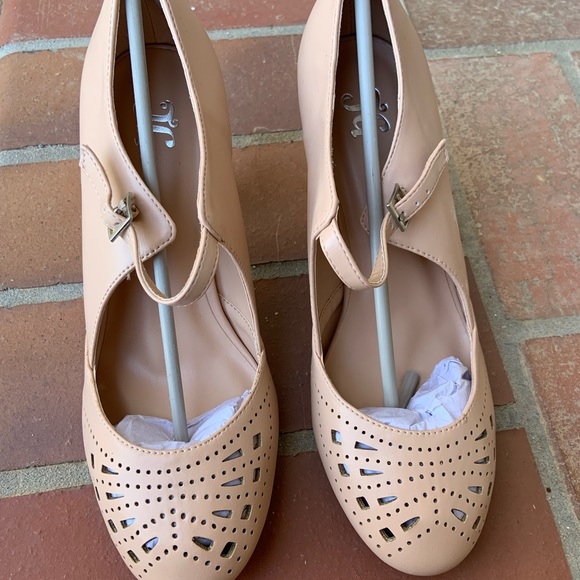 ⭐️HOST PICK⭐️ NWT NIB JG Retro Look Nude Heels - Picture 1 of 10